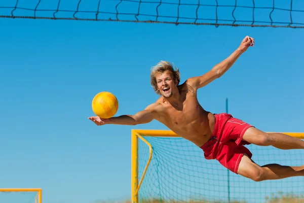 男人玩沙滩排球 — 图库照片