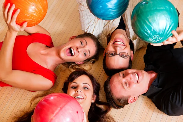 Group of four friends lying in a — Stock Photo, Image