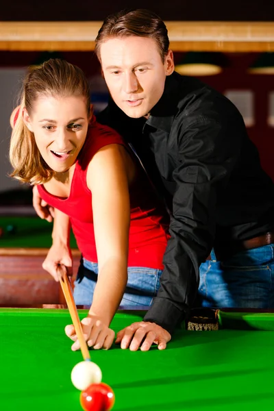 Par (man och kvinna) i en — Stockfoto