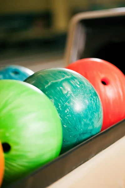 Bowlingbälle in einer Bowlingbahn — Stockfoto