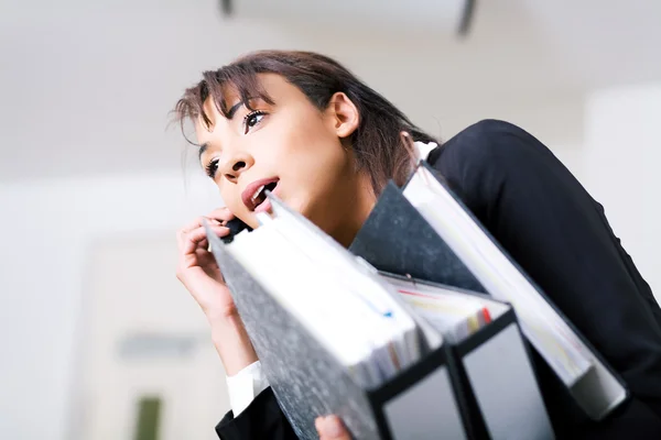Vrouwelijke kantoor werknemer met een — Stockfoto