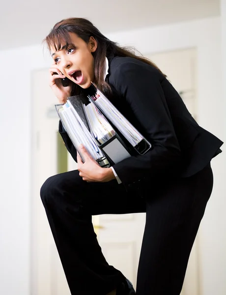 Trabalhadora de escritório feminino com um — Fotografia de Stock