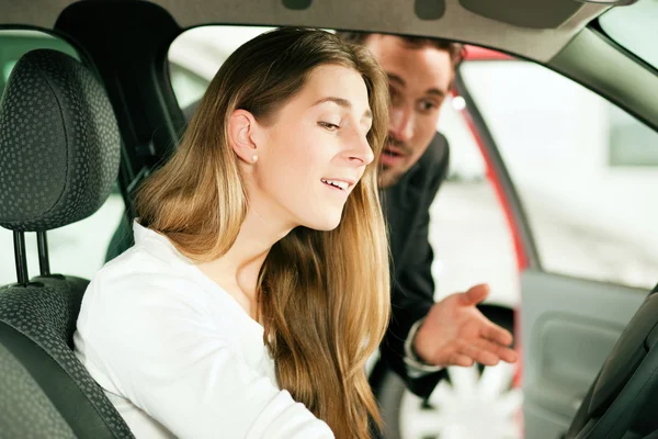 Woman buying a car in — Stock Photo, Image
