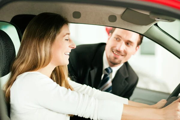 Woman buying a car in — Stock Photo, Image