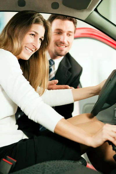 Mulher comprando um carro em — Fotografia de Stock
