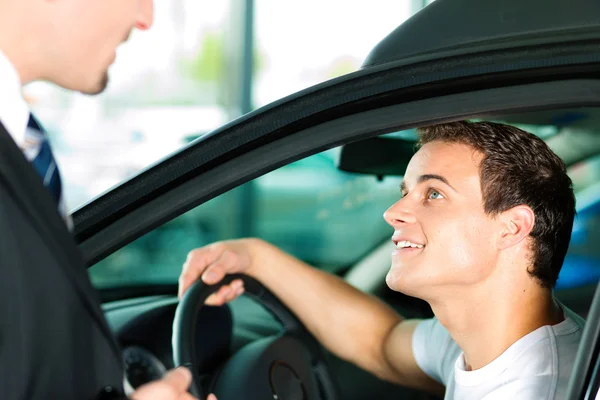 Man buying a car in dealership — Stock Photo, Image
