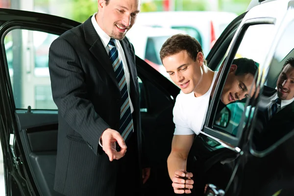 Hombre comprando un coche en la concesionaria — Foto de Stock