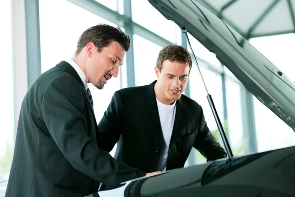 Man köper en bil i återförsäljaravtalet — Stockfoto