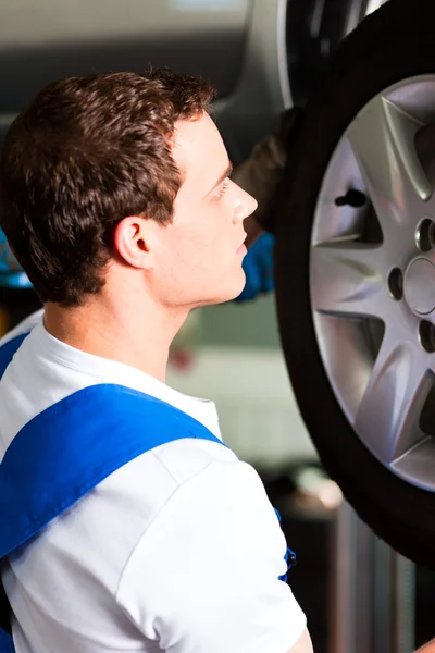 Auto mechanic in his workshop — Stock Photo, Image