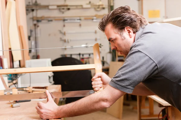 Carpinteiro que trabalha em uma mão — Fotografia de Stock
