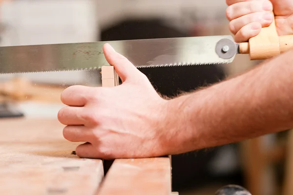 Carpinteiro que trabalha em uma mão — Fotografia de Stock