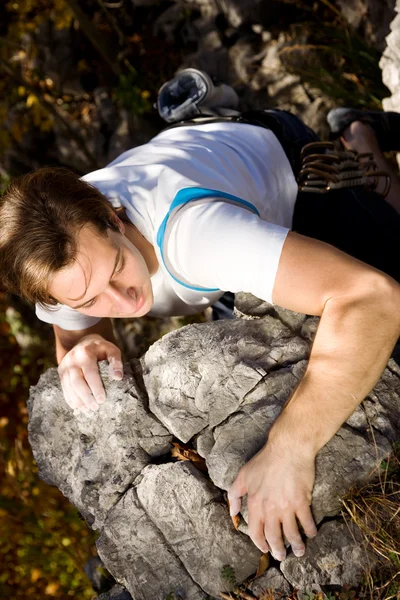 Hombre escalando una roca corta —  Fotos de Stock