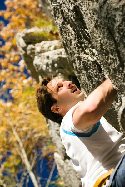 Adam kısa bir kaya tırmanışı — Stok fotoğraf
