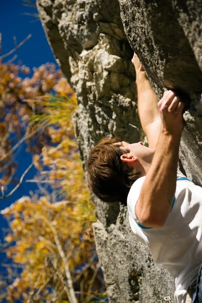 Człowiek wspinaczkowe rock Krótki — Zdjęcie stockowe