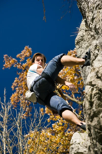 Man klättrar en klippa kort — Stockfoto