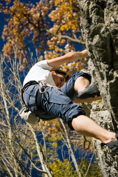 Man klättrar en klippa kort — Stockfoto