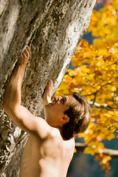 Hombre escalando una roca corta —  Fotos de Stock