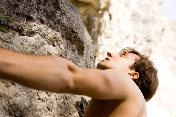Człowiek wspinaczkowe rock Krótki — Zdjęcie stockowe