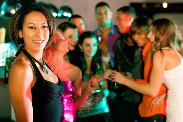 Танцевальная акция в диско-клубе — стоковое фото