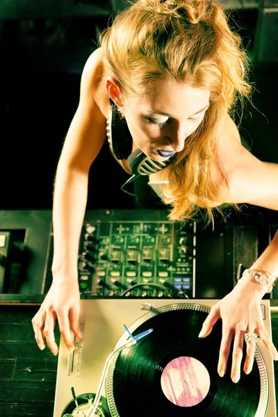 Zwei DJs - männlich und weiblich — Stockfoto