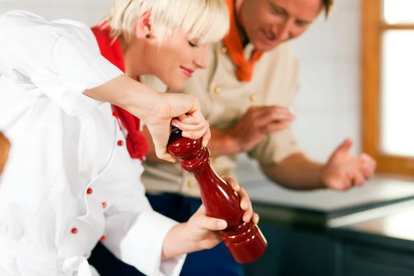 Két szakácsok csapatmunka - ember — Stock Fotó