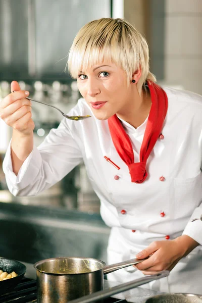 Chef feminino em um restaurante ou — Fotografia de Stock