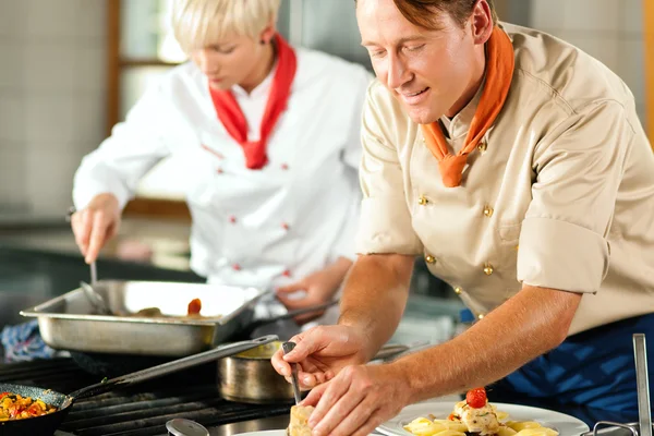 Dwóch szefów kuchni w pracy zespołowej - człowiek — Zdjęcie stockowe