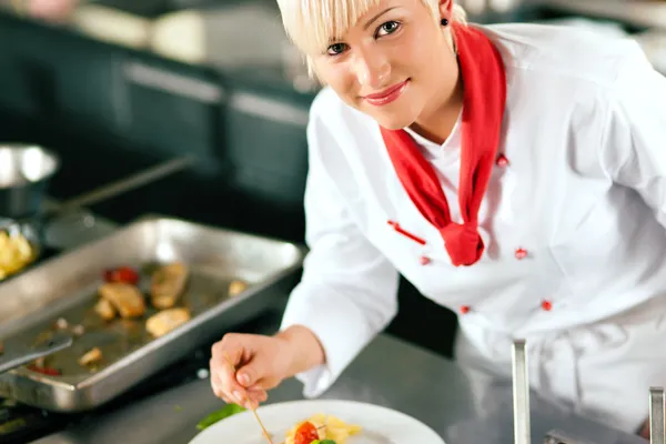Chef feminino em um restaurante ou — Fotografia de Stock