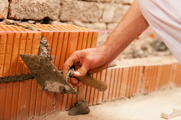 Bricklayer laying bricks to make — Stock Photo, Image