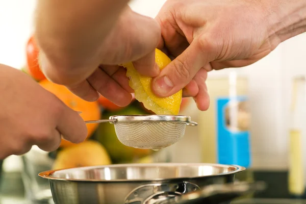 Cooking, squeezing a — Stock Photo, Image