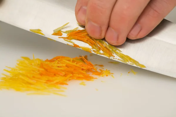 Человек режет апельсин и цитрон — стоковое фото