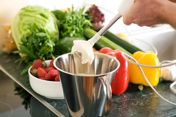 Cook preparing cream using a — Stock Photo, Image
