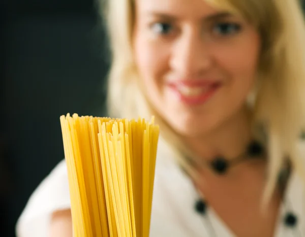 A woman with uncooked — Stock Photo, Image