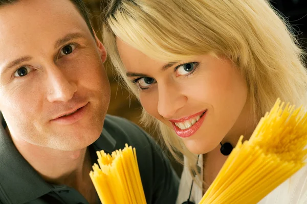 Um casal com não cozido — Fotografia de Stock
