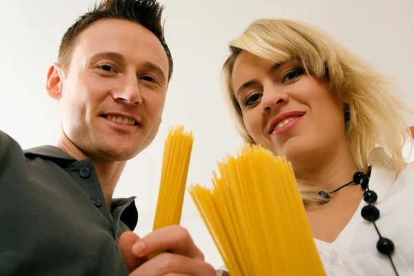 A couple with uncooked — Stock Photo, Image