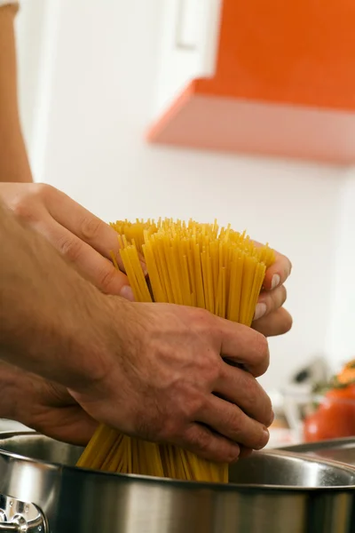 Cooking pasta — Stock Photo, Image