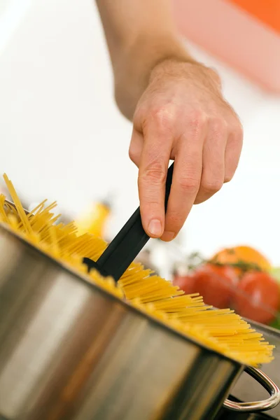 Cooking pasta — Stock Photo, Image