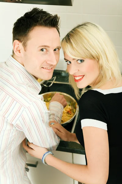 Mladý pár, vaření — Stock fotografie