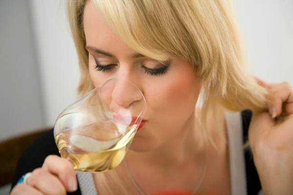 Питьевое вино — стоковое фото