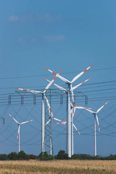 Parque inteiro de turbinas eólicas em — Fotografia de Stock