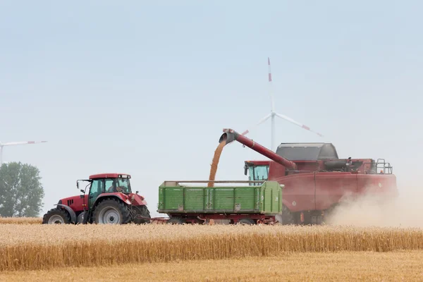 Harvester egy farmon — Stock Fotó