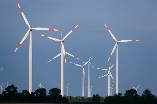 Cały park turbin wiatrowych w — Zdjęcie stockowe