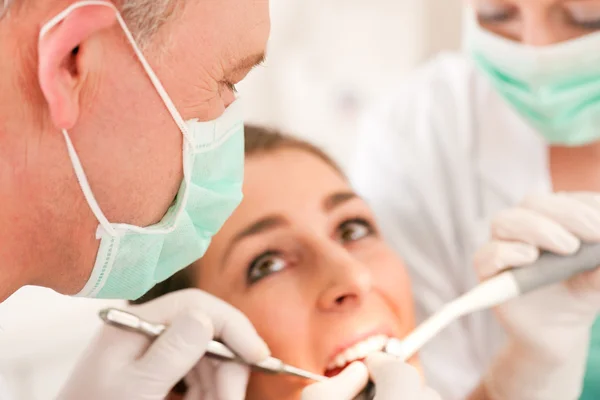 Patientin mit Zahnarzt und — Stockfoto