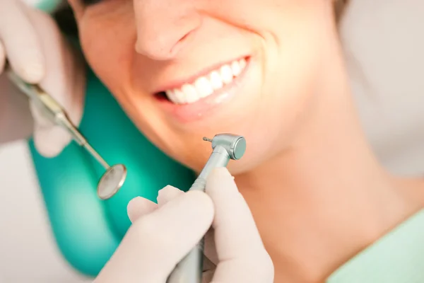 Pacjentki z dentysta w — Zdjęcie stockowe