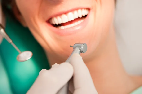 여성 환자에서 치과 의사와 — 스톡 사진