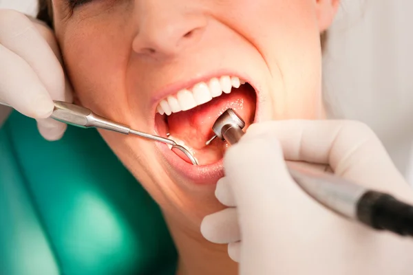 Vrouwelijke patiënt met tandarts in — Stockfoto