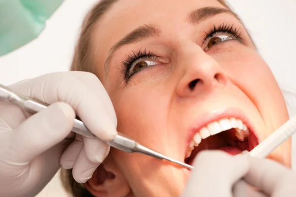 Paziente femminile con dentista in — Foto Stock