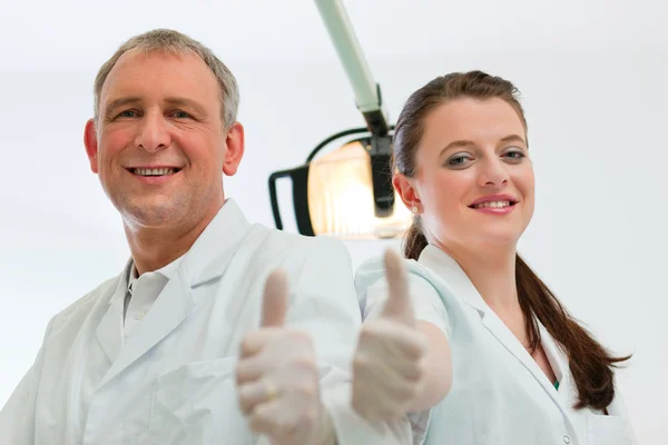 Dentistas em sua cirurgia — Fotografia de Stock