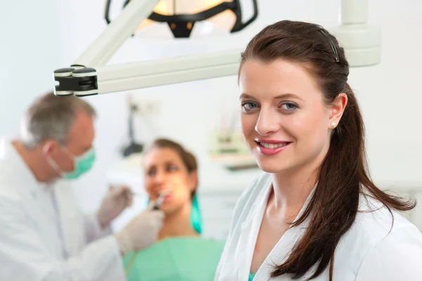 Dentista en su cirugía mirando — Stok fotoğraf