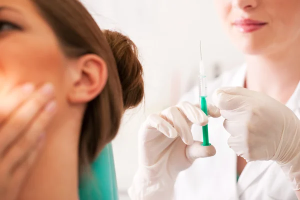 Bij de tandarts - een vrouwelijke patiënt — Stockfoto